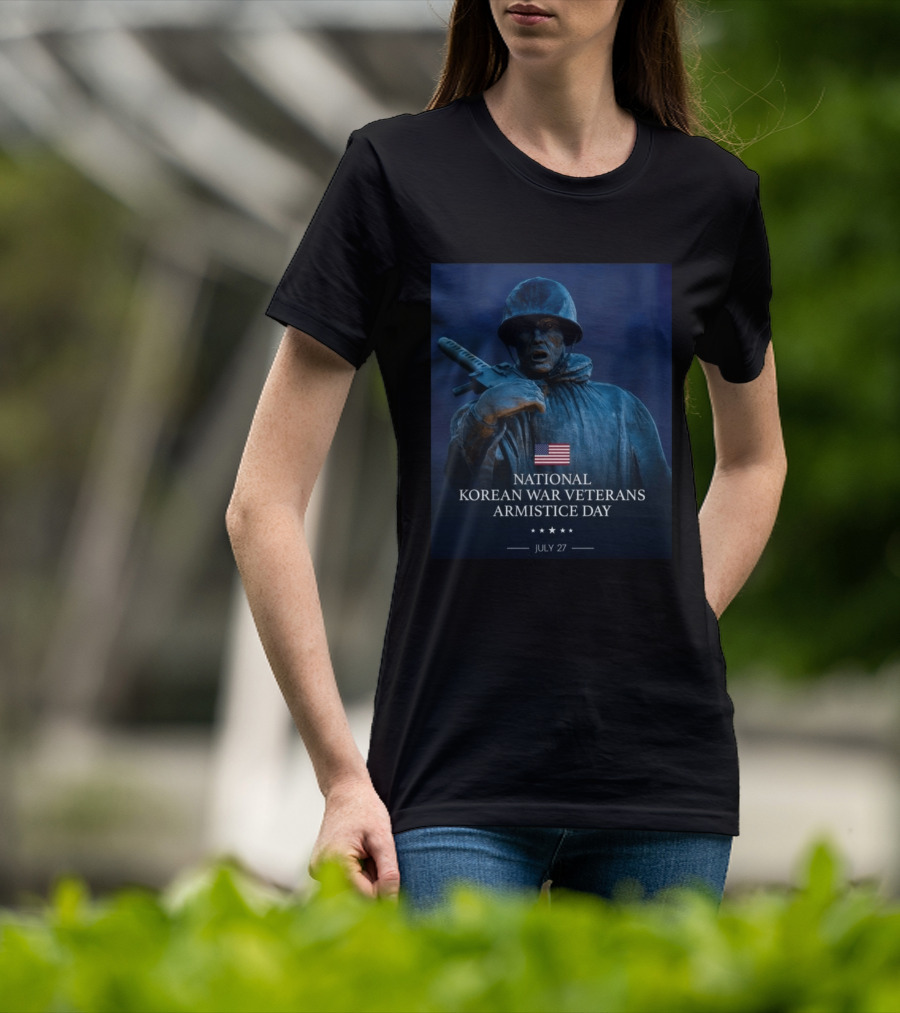 National Korean War Veterans Armistice Day July 27 Soldier Statue Display With American Flag T-Shirt