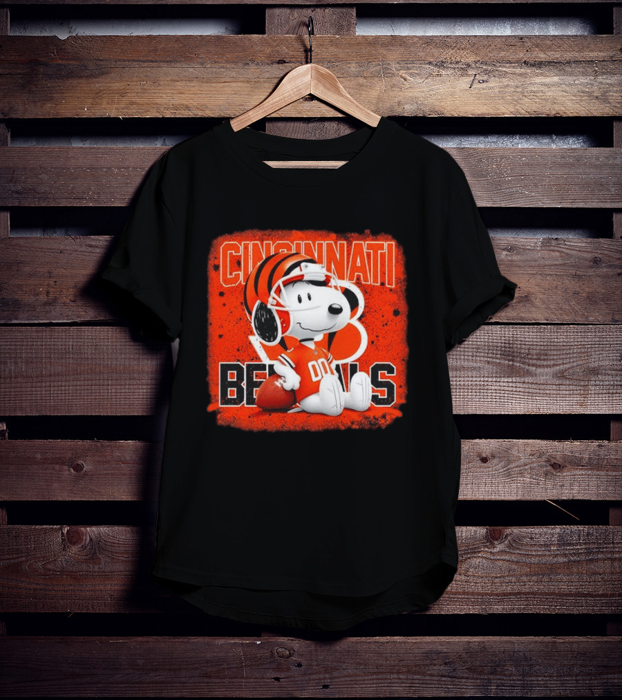 Cincinnati Bengals Snoopy 00 Football Helmet T-Shirt