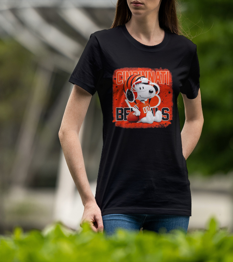 Cincinnati Bengals Snoopy 00 Football Helmet T-Shirt