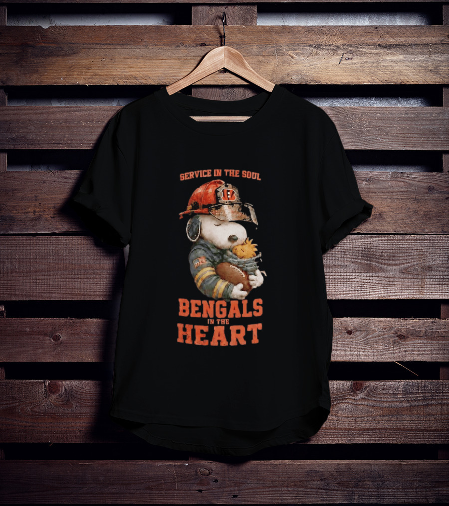 Service In The Soul Bengals In The Heart Snoopy Cincinnati Bengals Firefighter Hugging Woodstock T-Shirt