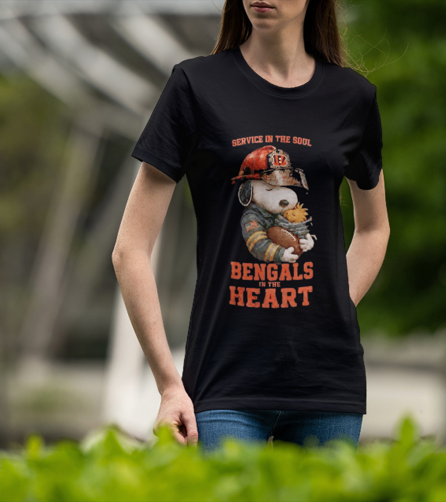 Service In The Soul Bengals In The Heart Snoopy Cincinnati Bengals Firefighter Hugging Woodstock T-Shirt