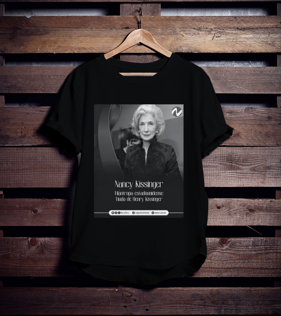 Nancy Kissinger Filántropa Estadounidense Viuda De Henry Kissinger Nuria Piera T-Shirt