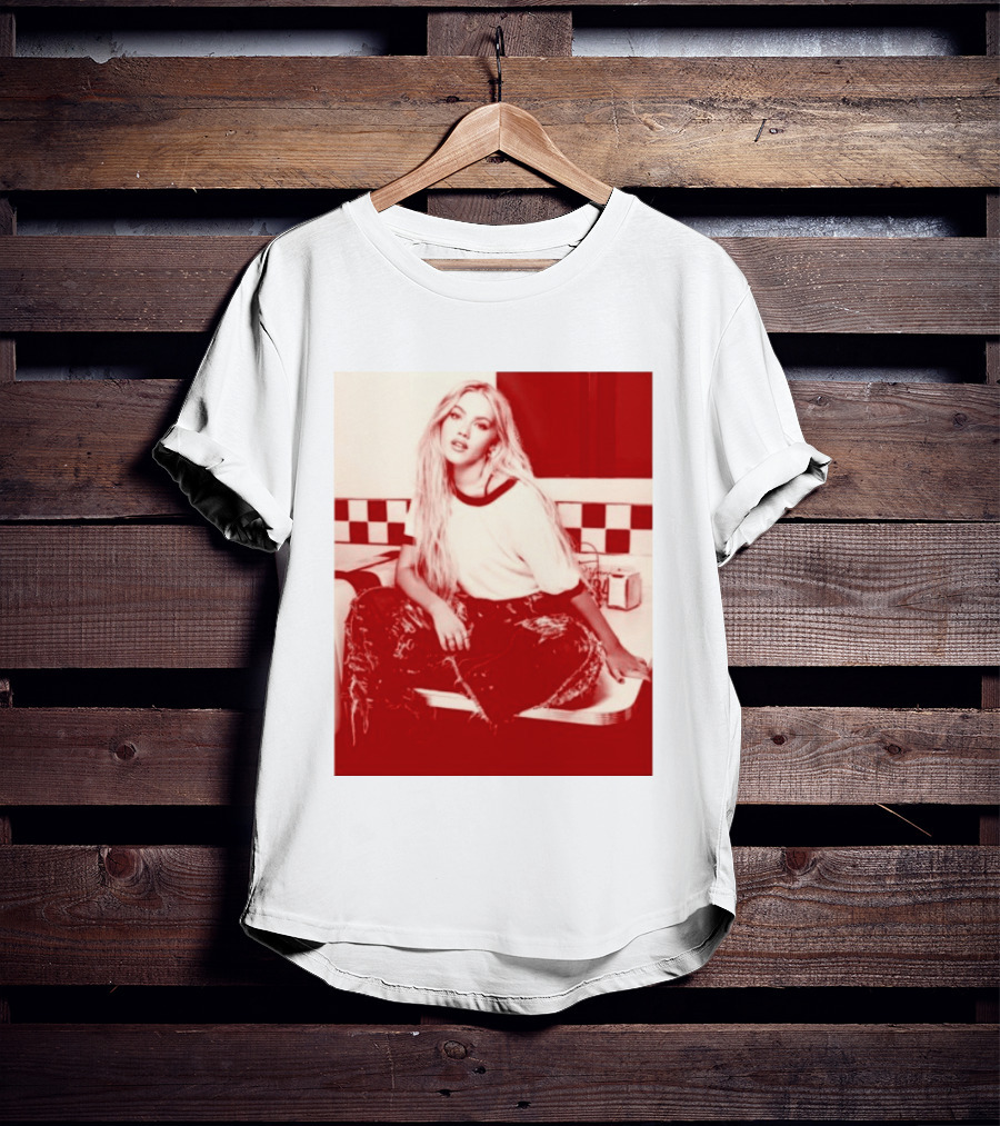 Freya Skye Store Bad Taste Photo Retro Vibe Outfit With Distressed Jeans And Casual Raglan Top In Diner Setting T-Shirt