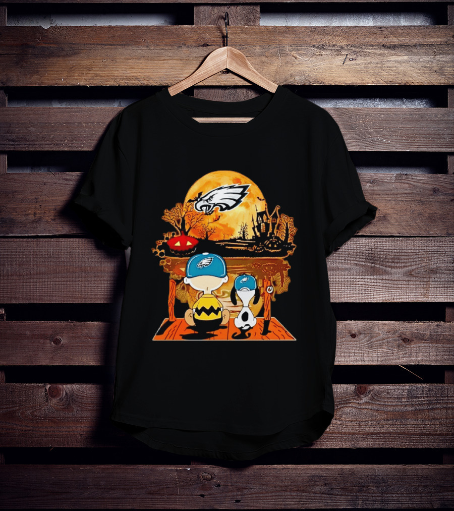 Philadelphia Eagles Halloween Charlie Brown And Snoopy Sitting With Pumpkin And Haunted House T-Shirt