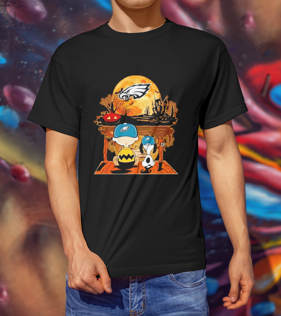 Philadelphia Eagles Halloween Charlie Brown And Snoopy Sitting With Pumpkin And Haunted House T-Shirt