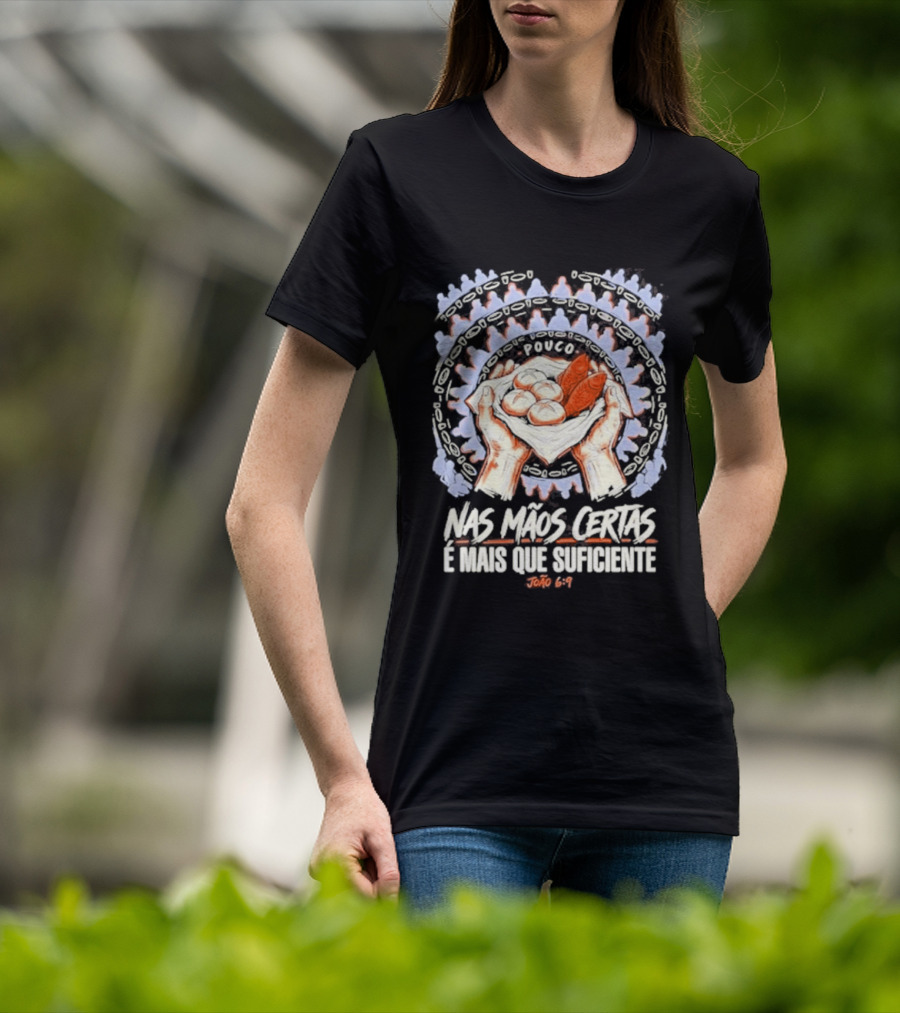 Nas Mãos Certas É Mais Que Suficiente João 6 9 Mãos Segurando Pão E Peixe T-Shirt