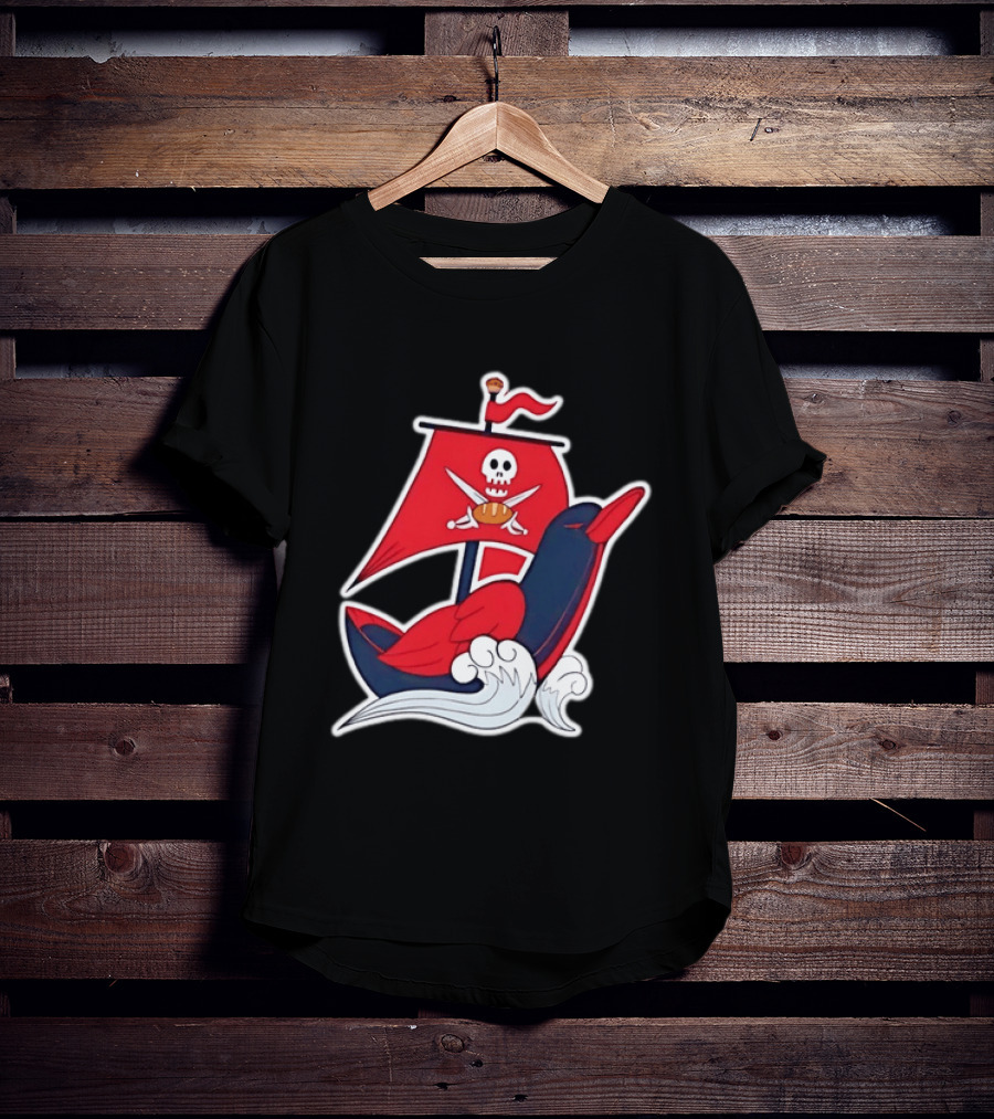 Tampa Bay Buccaneers Pirate Ship Football Skull Crossed Swords Sails T-Shirt