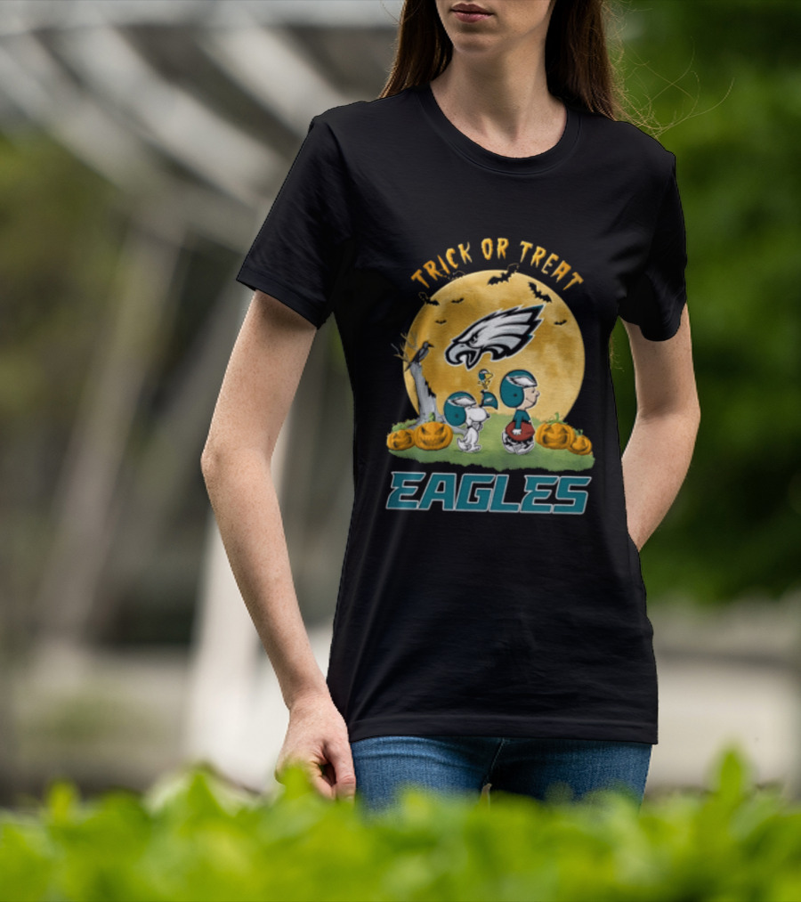 Philadelphia Eagles Trick Or Treat Snoopy Charlie Brown Full Moon Pumpkins T-Shirt