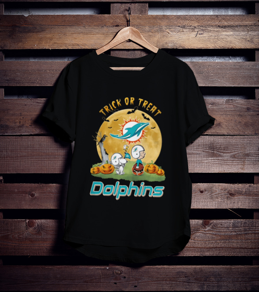 Miami Dolphins Trick Or Treat Charlie Brown Snoopy Full Moon Pumpkins T-Shirt