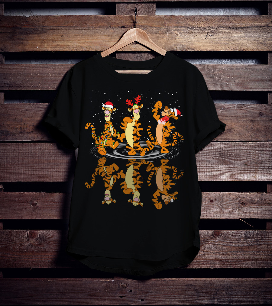 Tigger Santa And Reindeer Christmas Reflections T-Shirt