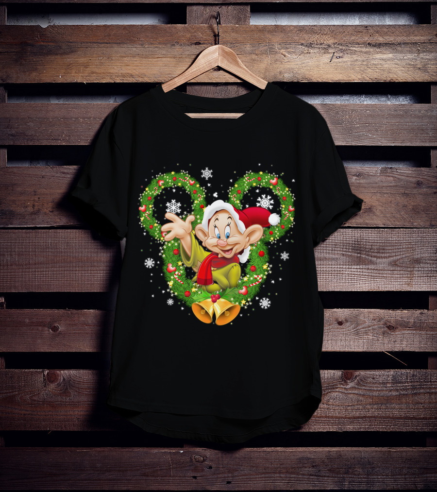 Dopey Christmas Disney Wreath Snowflakes And Santa Hat T-Shirt
