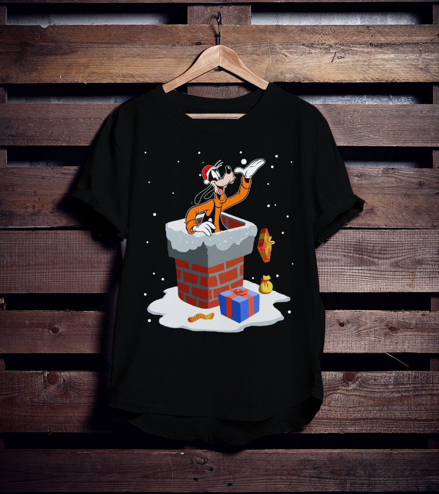 Goofy In Santa Hat Popping Out Of Snowy Chimney With Christmas Gifts T-Shirt
