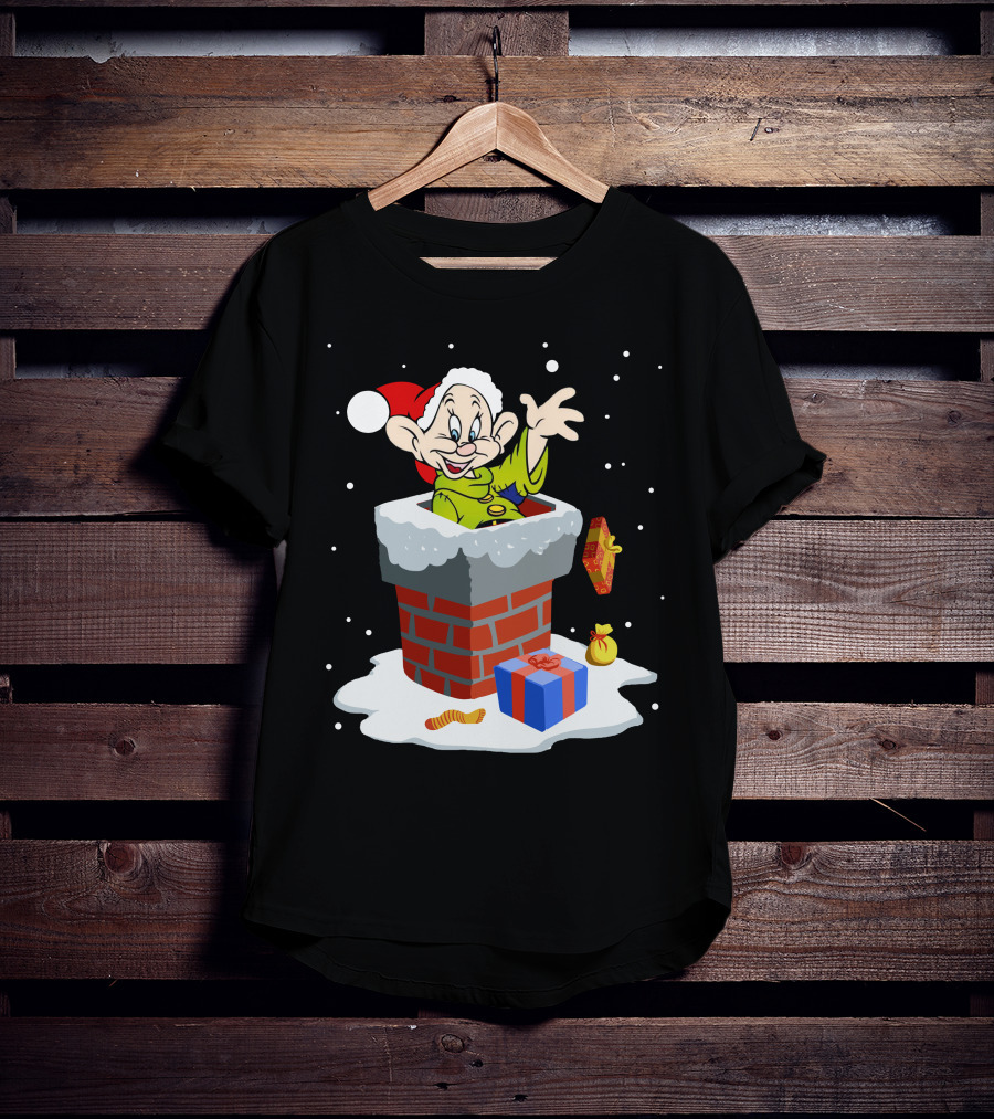 Dopey Santa Chimney Christmas Gifts Snow Scene T-Shirt