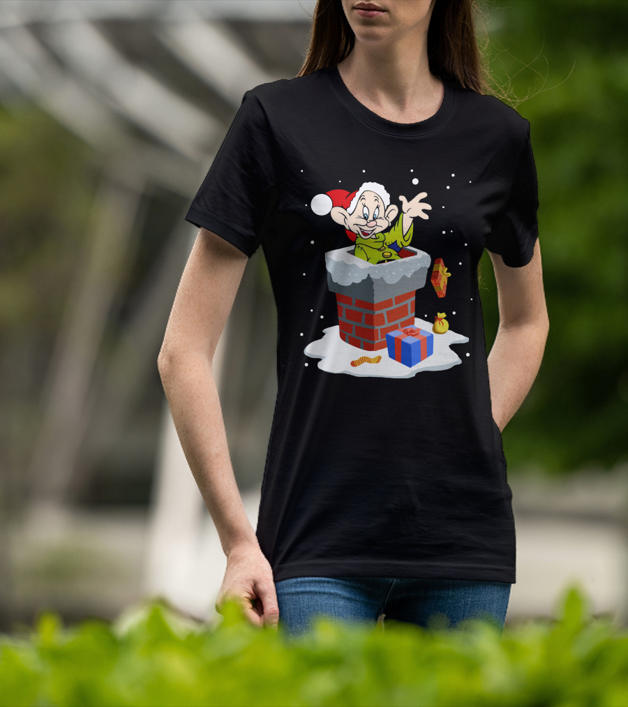 Dopey Santa Chimney Christmas Gifts Snow Scene T-Shirt