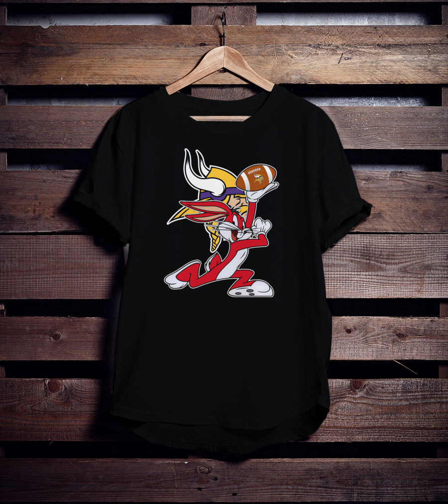 Minnesota Vikings Bugs Bunny Holding Football T-Shirt
