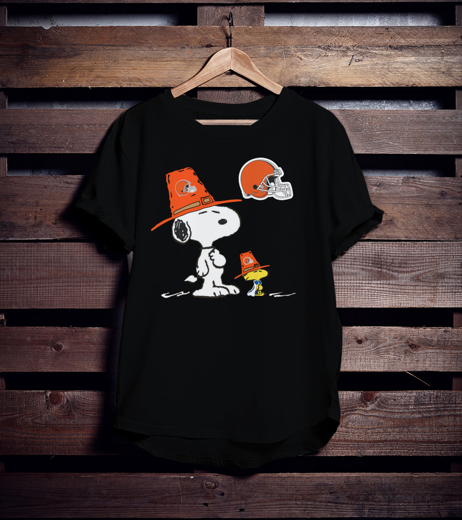 Browns Snoopy And Woodstock Pilgrim Hats Nfl Football Helmet T-Shirt