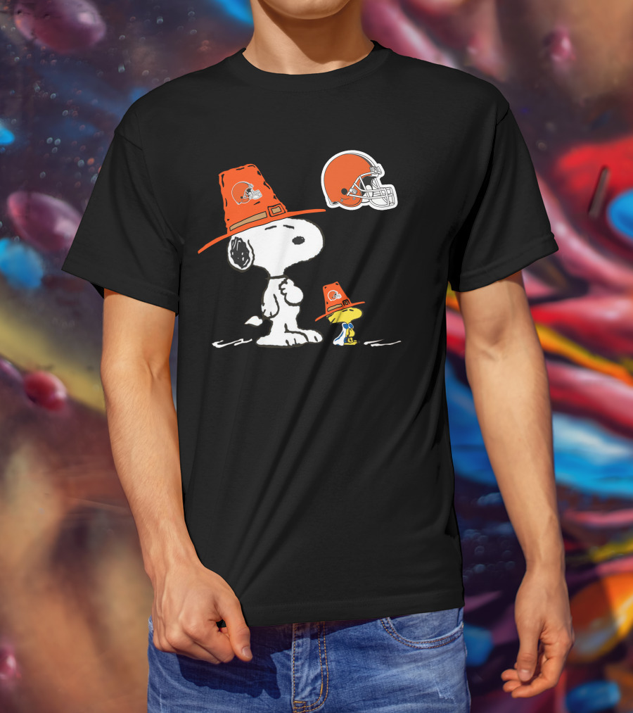Browns Snoopy And Woodstock Pilgrim Hats Nfl Football Helmet T-Shirt