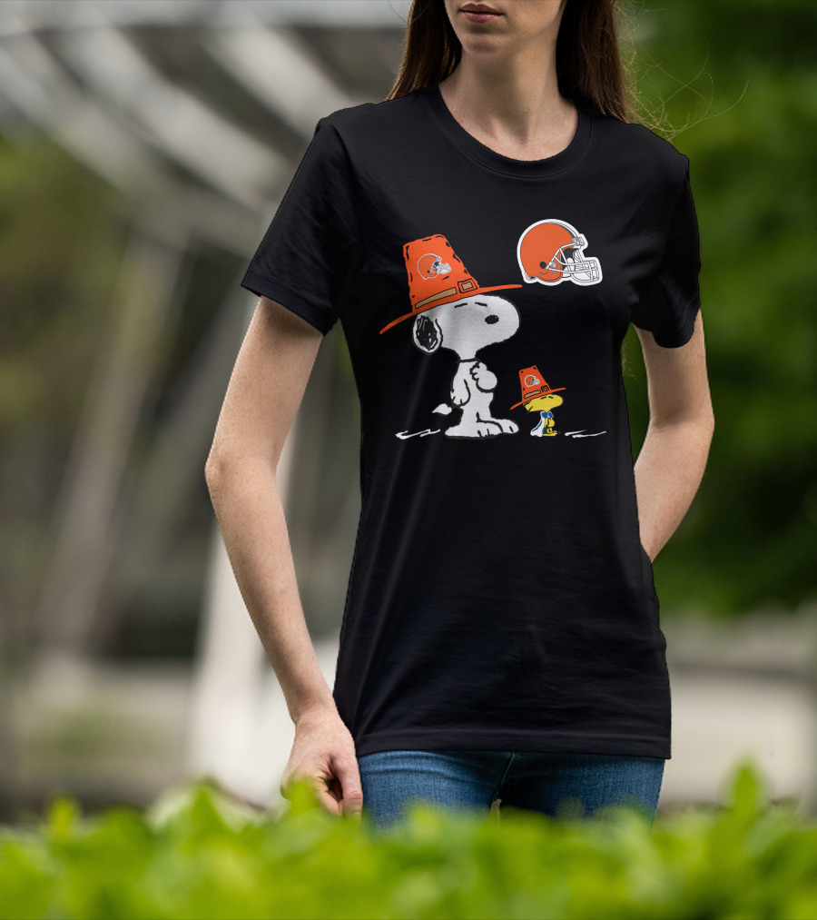 Browns Snoopy And Woodstock Pilgrim Hats Nfl Football Helmet T-Shirt