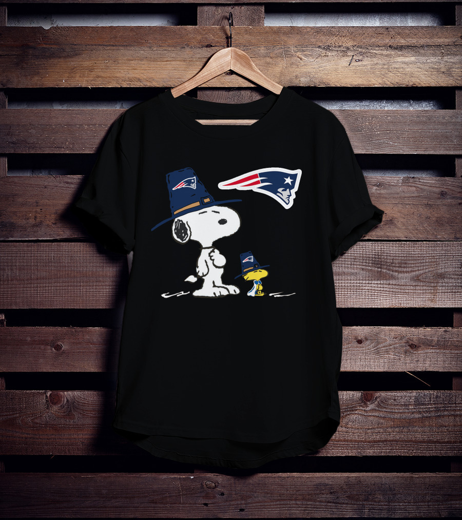 New England Patriots Snoopy And Woodstock Pilgrim Hats T-Shirt