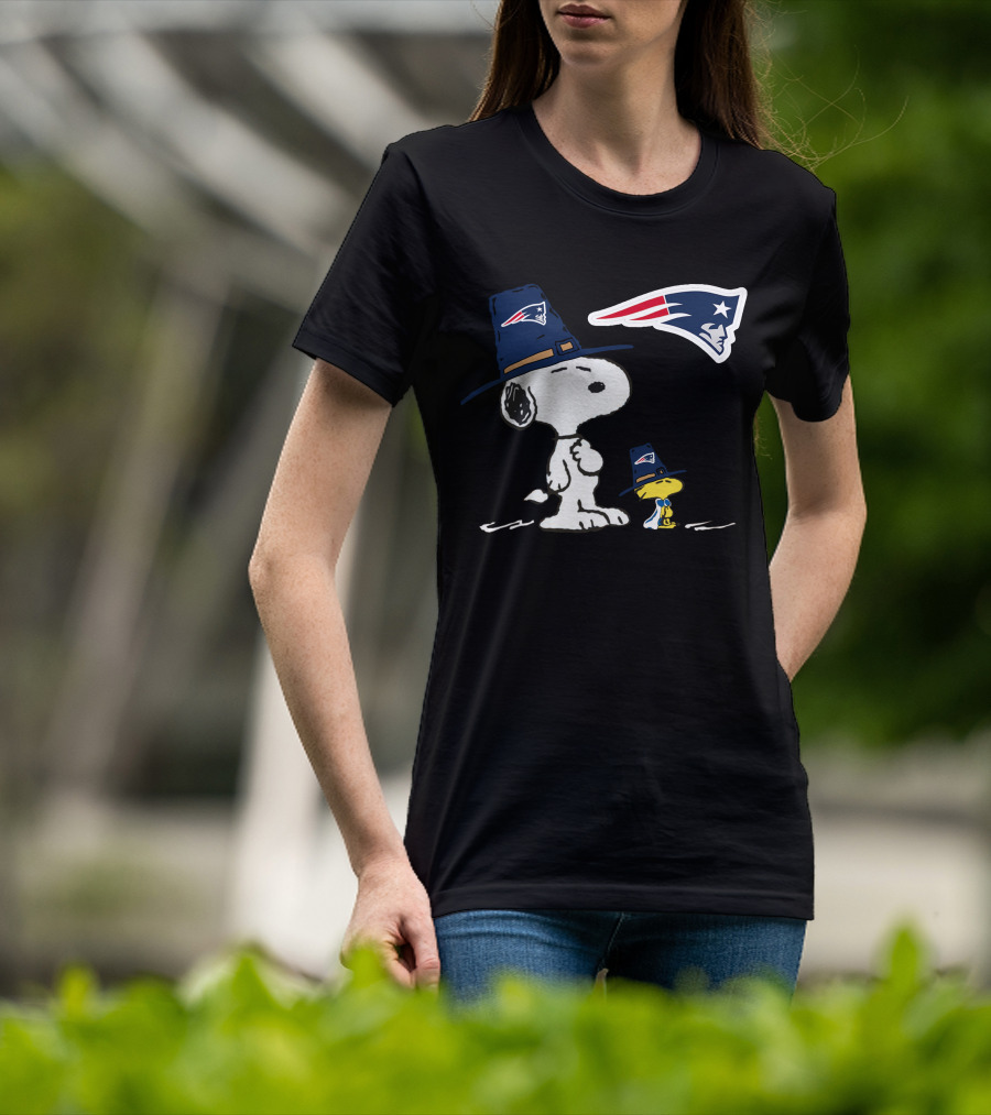 New England Patriots Snoopy And Woodstock Pilgrim Hats T-Shirt