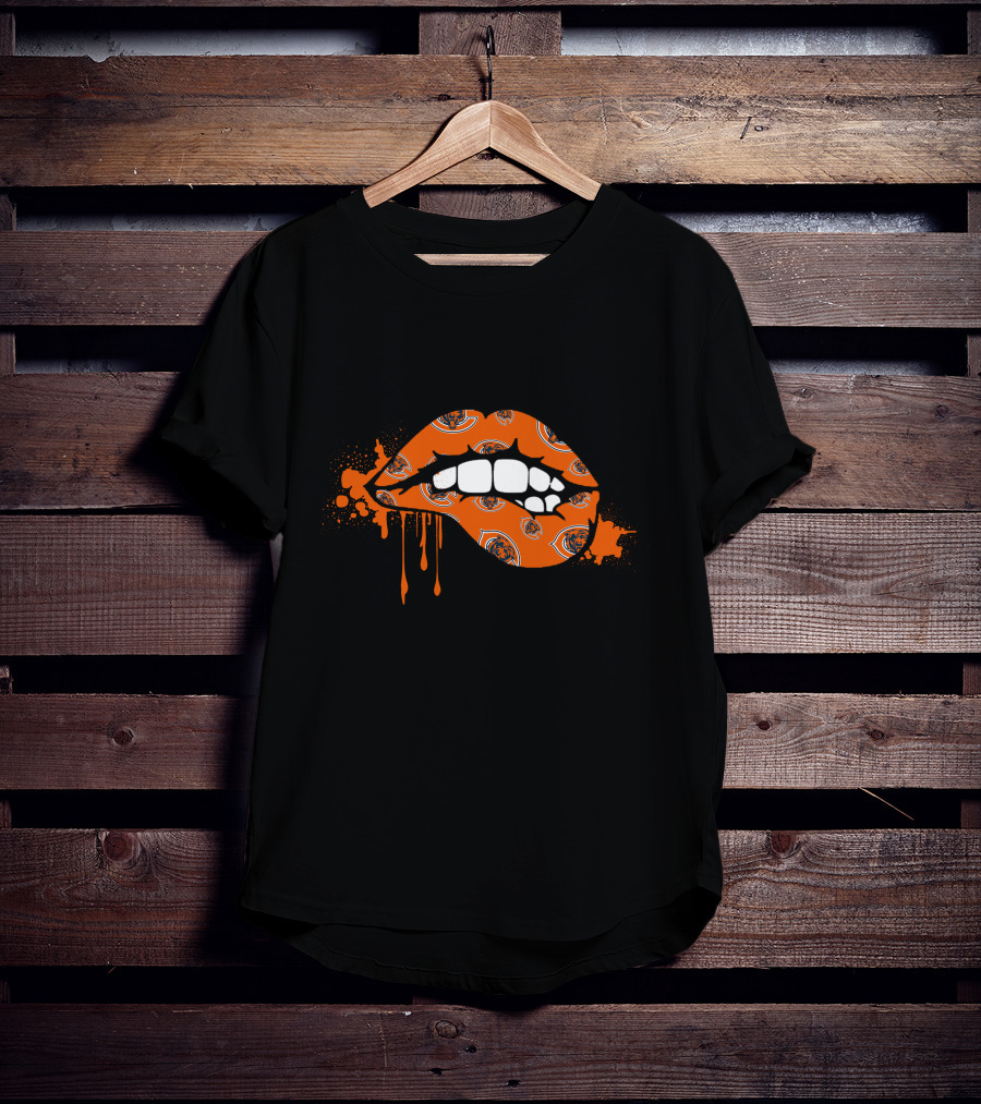 Dripping Lips With Chicago Bears Logo T-Shirt