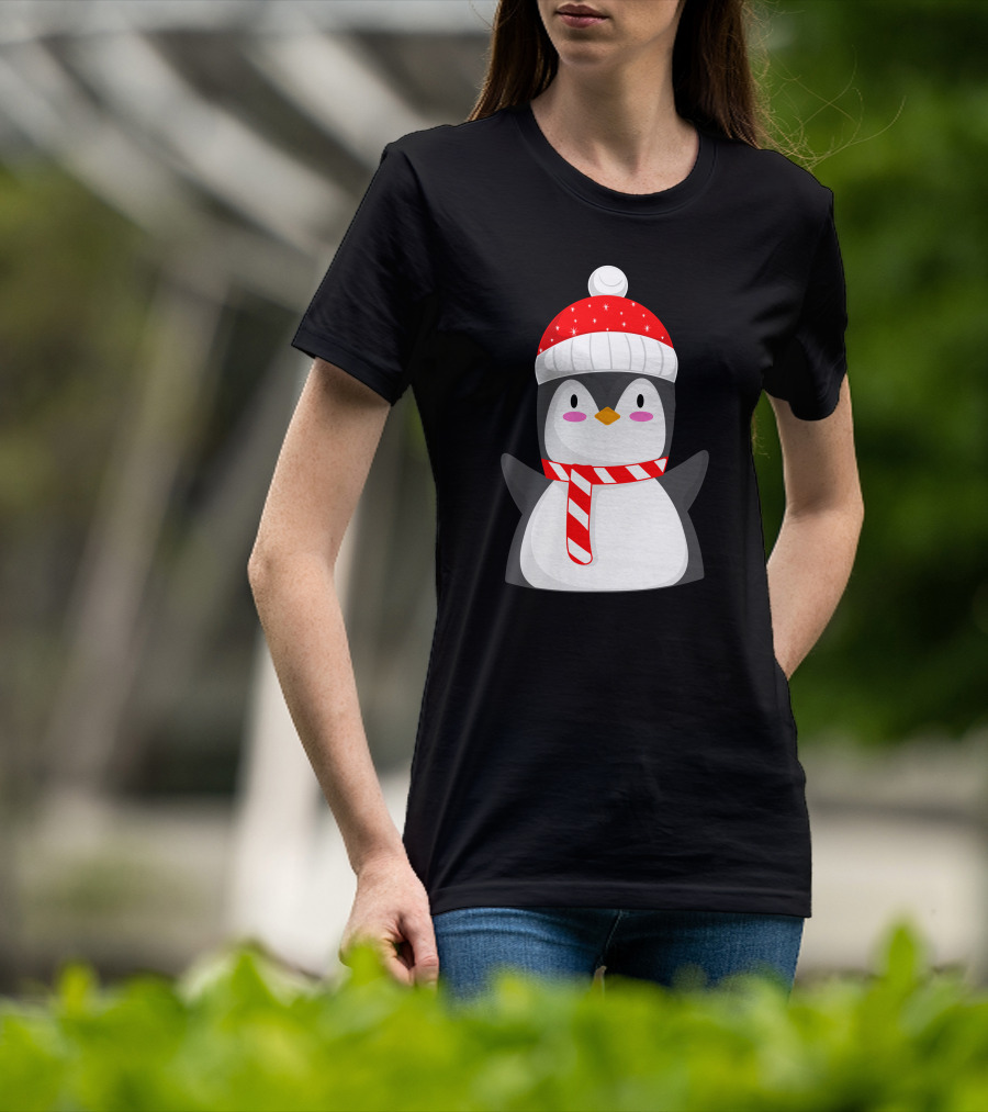 Pinguine Christmas Winter Penguin With Red Snowy Hat And Striped Scarf T-Shirt