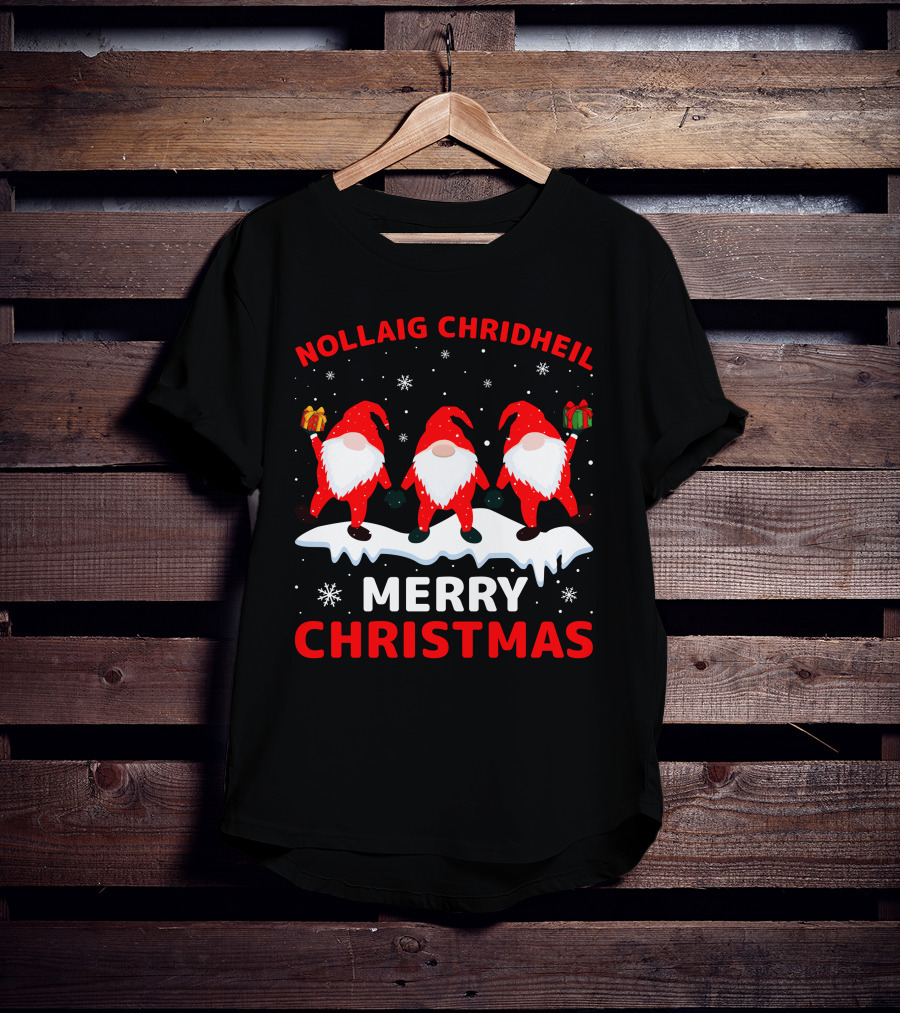Nollaig Chridheil Merry Christmas Snowy Gnomes With Gifts T-Shirt