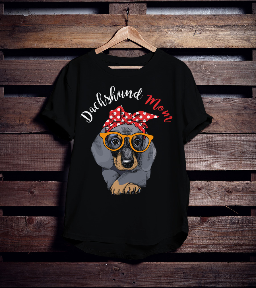 Dachshund Mom Red Polka Dot Turban And Glasses T-Shirt