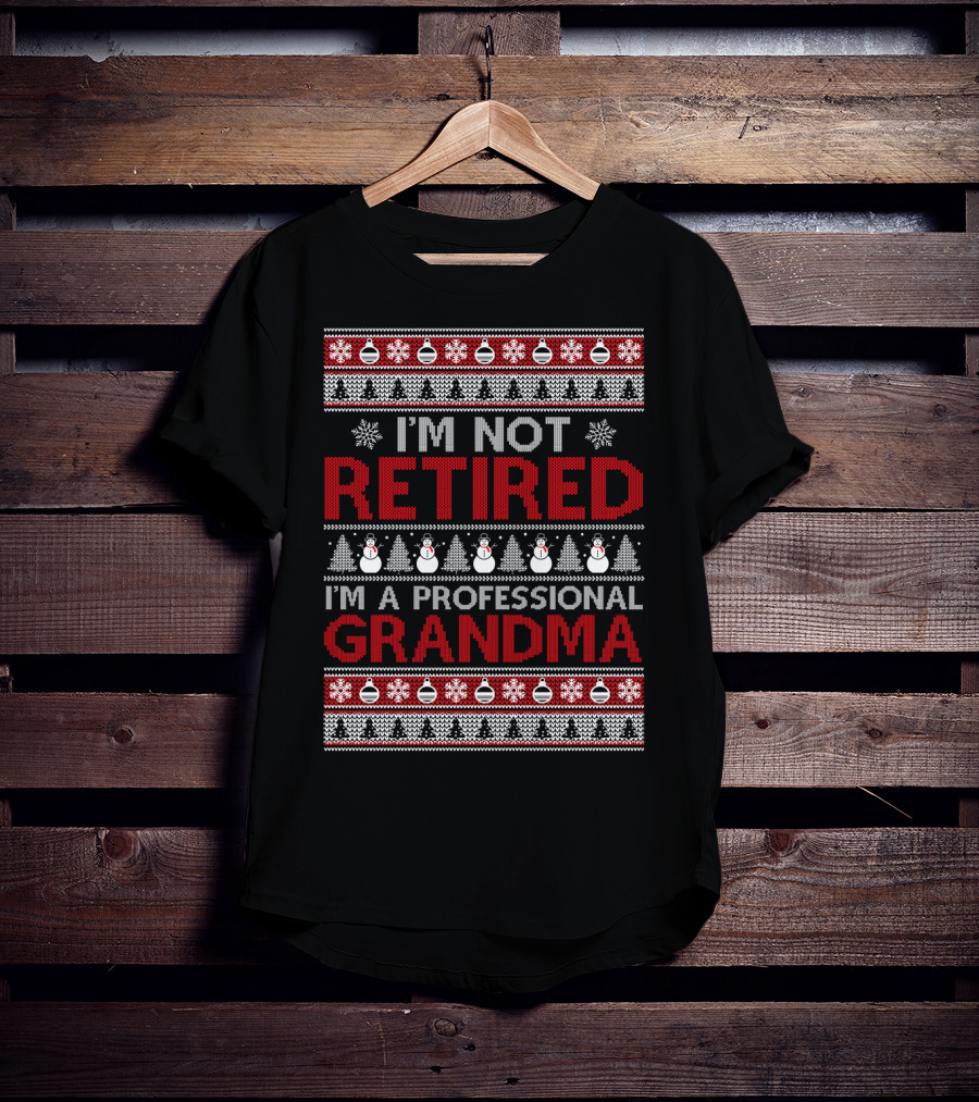 I'm Not Retired I'm A Professional Grandma Snowflakes Christmas T-Shirt