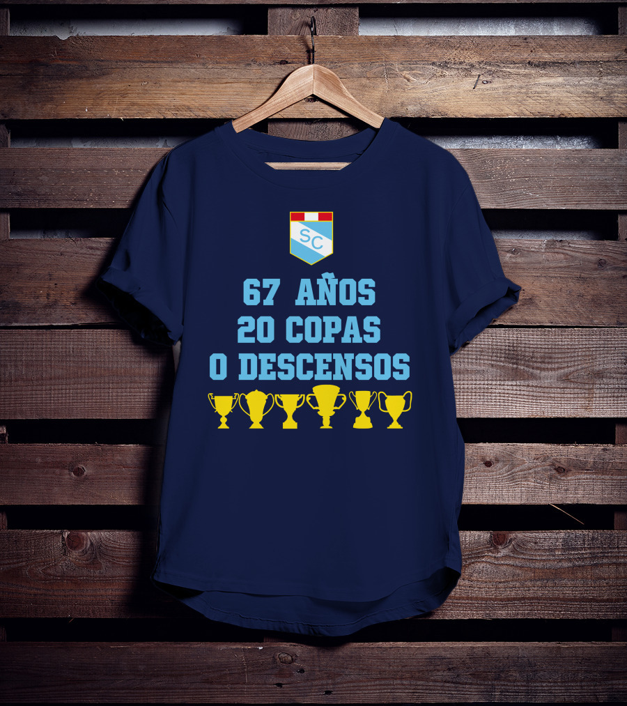 67 Años 20 Copas 0 Descensos SC Shield With Trophy Icons T-Shirt