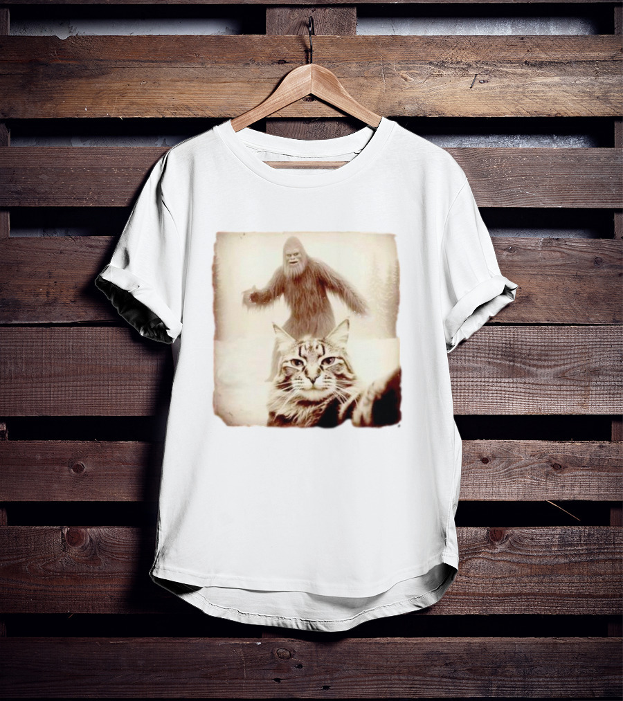 Bigfoot Photobombing Cat Selfie T-Shirt