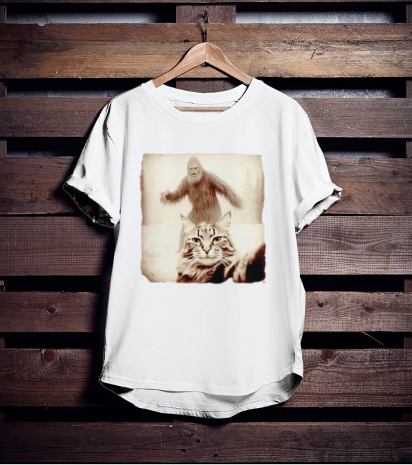 Bigfoot Photobombing Cat Selfie T-Shirt