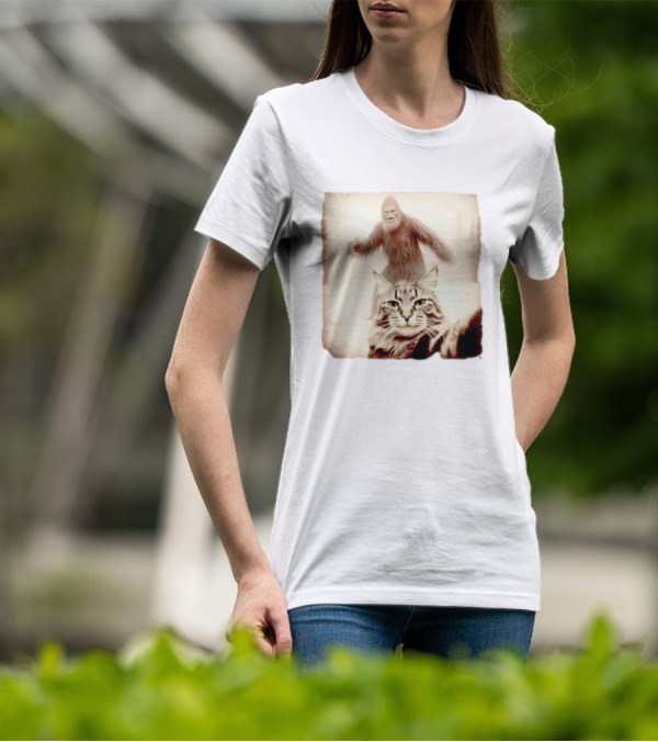 Bigfoot Photobombing Cat Selfie T-Shirt