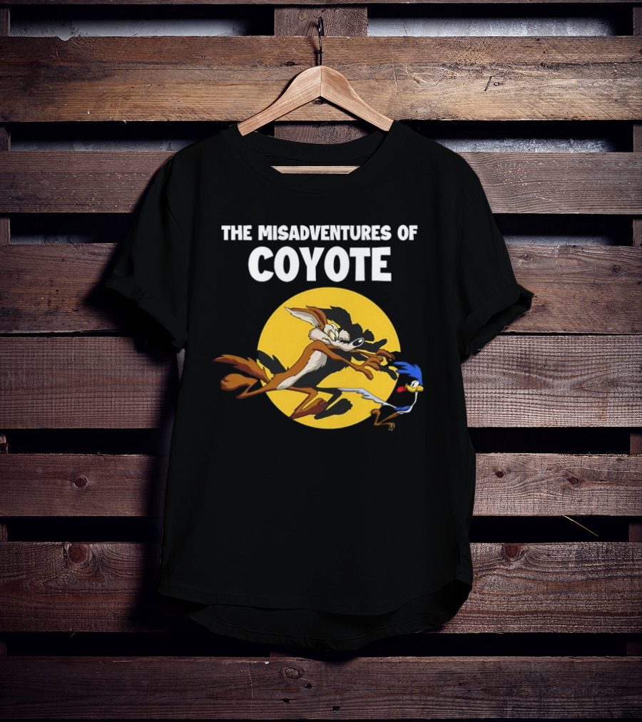 The Misadventures Of Coyote And Road Runner Chase Scene Moon背景 T-Shirt