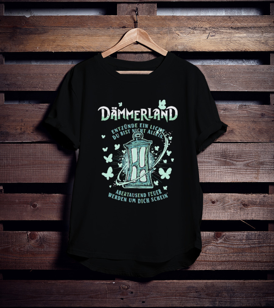 Dämmerland Entzünde Ein Licht Du Bist Nicht Allein Abertausend Feuer Werden Um Dich Scheinen Laterne Und Schmetterlinge T-Shirt
