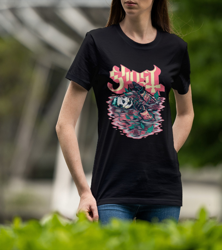Ghost Pre-Raphaelite Art Nouveau Illustration With Roses T-Shirt