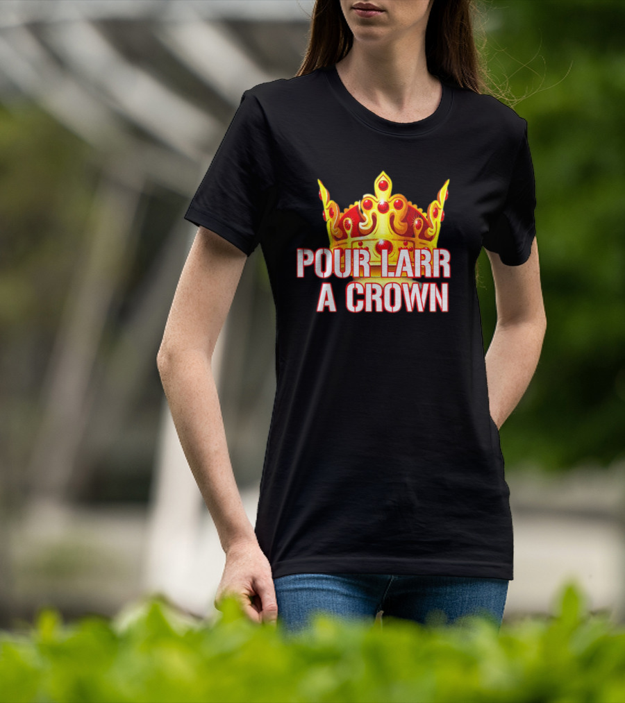 Pour Larr A Crown Atlanta Braves T-Shirt