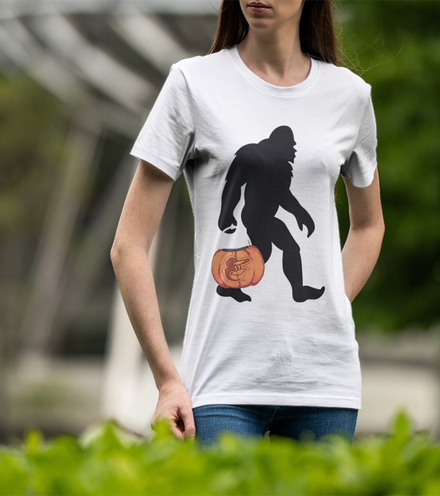 Baltimore Orioles Bigfoot Carrying Pumpkin Halloween T-Shirt