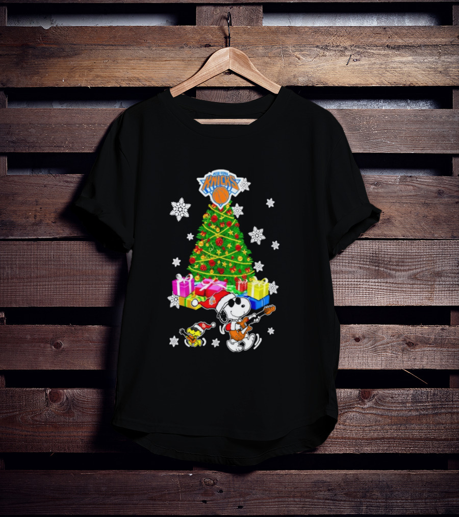 New York Knicks Snoopy Woodstock Christmas Tree Gifts Snowflakes T-Shirt