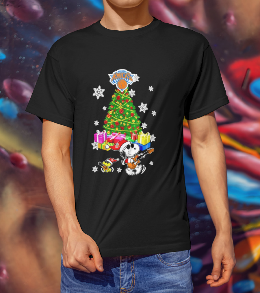 New York Knicks Snoopy Woodstock Christmas Tree Gifts Snowflakes T-Shirt