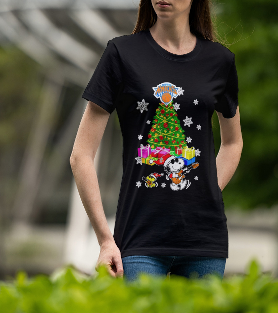 New York Knicks Snoopy Woodstock Christmas Tree Gifts Snowflakes T-Shirt