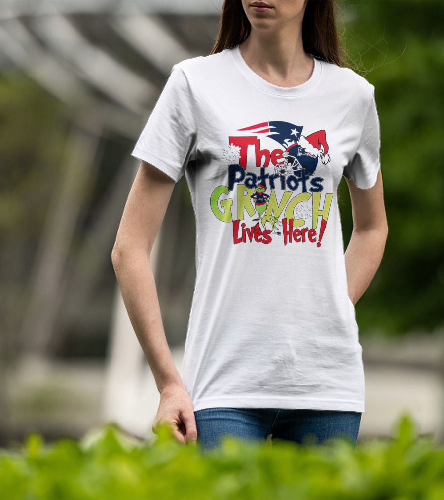 The New England Patriots Grinch Lives Here Christmas Santa Hat T-Shirt
