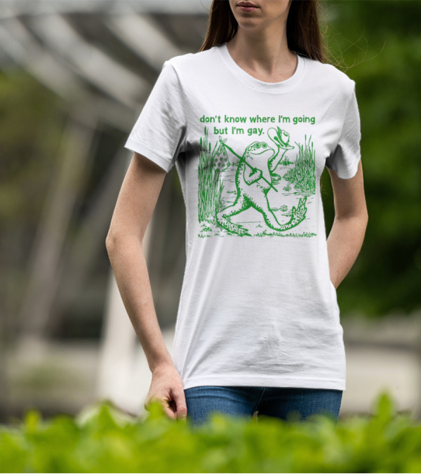 Don't Know Where I'm Going But I'm Gay Frog Carrying Bag And Hat In Nature Scene T-Shirt