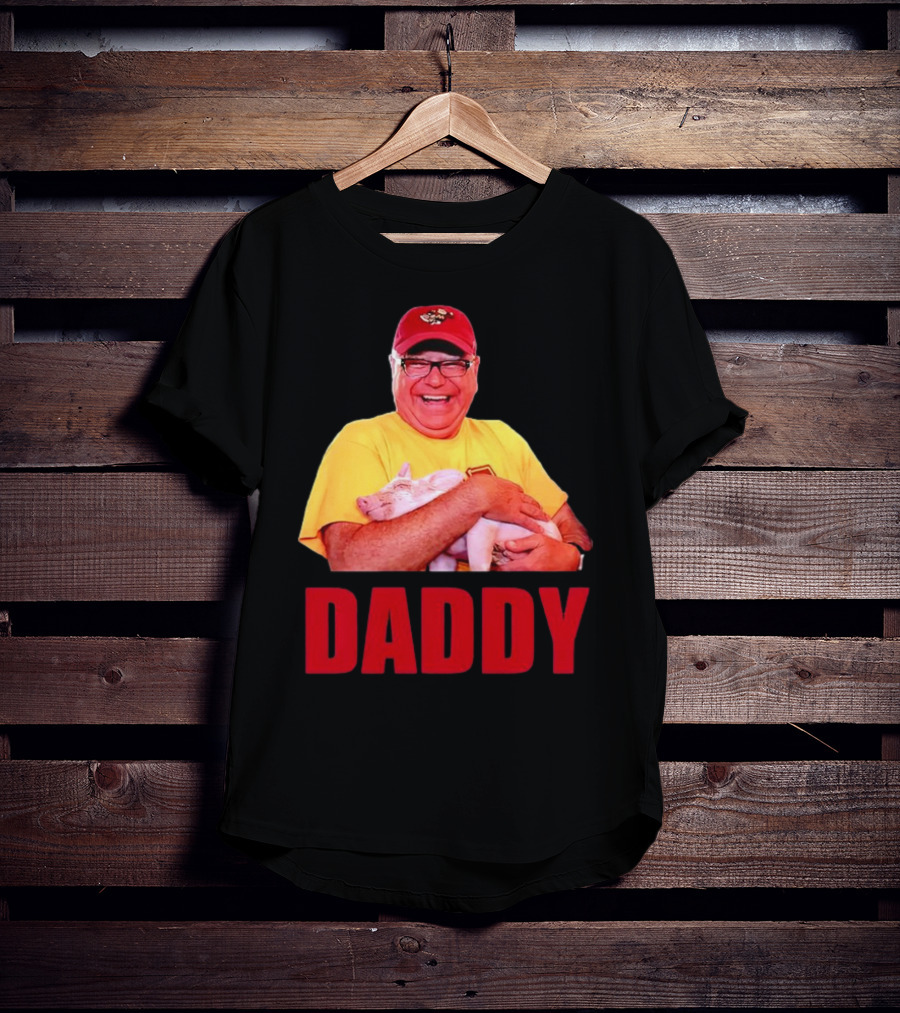 DADDY Hugging Pig Tim Walz Cap T-Shirt