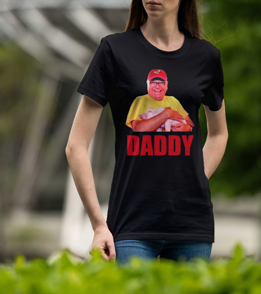 DADDY Hugging Pig Tim Walz Cap T-Shirt
