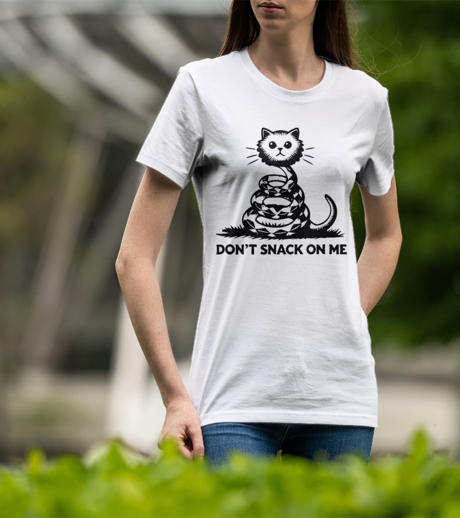 DON'T SNACK ON ME Cat Snake Coiled혻 T-Shirt