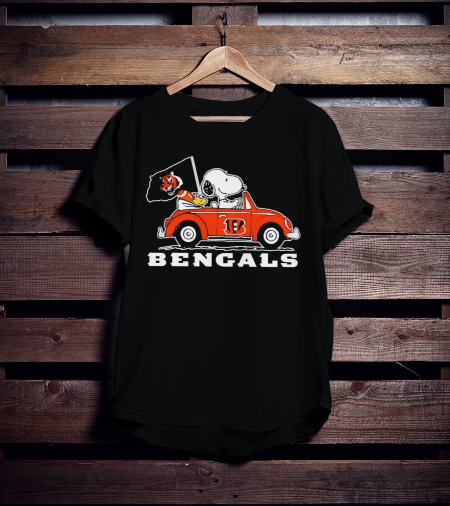 Snoopy And Woodstock Driving Cincinnati Bengals Car With Flag T-Shirt