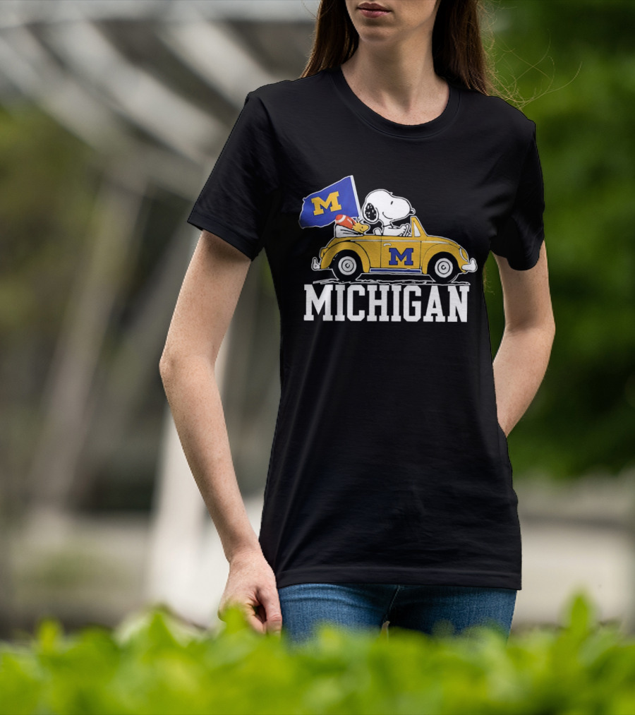 Snoopy And Woodstock Driving Car With Michigan Wolverines Flag T-Shirt