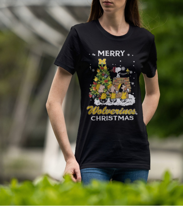 Merry Michigan Wolverines Snoopy And Friends Christmas T-Shirt