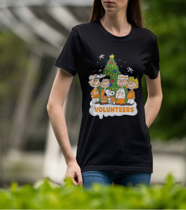 Tennessee Volunteers Snoopy And Friends Christmas Tree T-Shirt